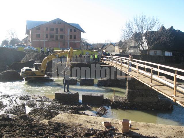 Sătenii din comuna Marginea şi-au construit cu forţe proprii un pod de lemn