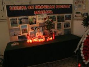 Reprezentanţii Liceului cu Program Sportiv Suceava au ţinut să-i aducă un ultim omagiu lui Marian Cozma
