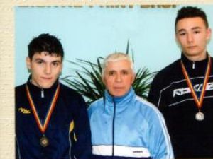 Antrenorul Chiriac, încadrat de cei doi sportivi medaliaţi