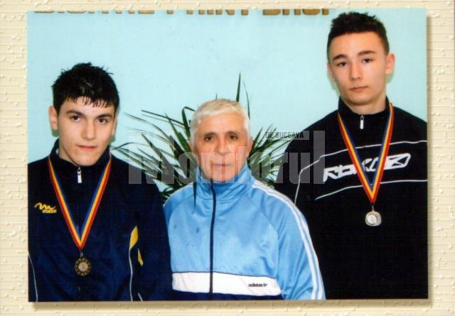 Antrenorul Chiriac, încadrat de cei doi sportivi medaliaţi