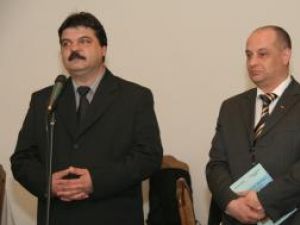 Colonelul Cristian Hociung şi fostul prefect Ştefan Alexandru Băişanu, autorii cărţii