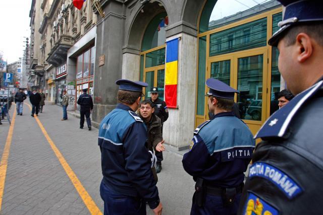 Poliţiştii verifică băncile, benzinăriile, casele de schimb valutar şi cele de amanet. Foto: MEDIAFAX