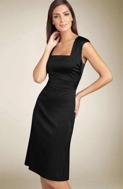 Rochia neagră, prima pe lista elementelor esenţiale din garderoba unei femei. Foto: Nordstrom