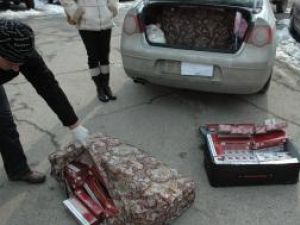 Ţigările de contrabanda, depistate în maşina femeii din Constanţa