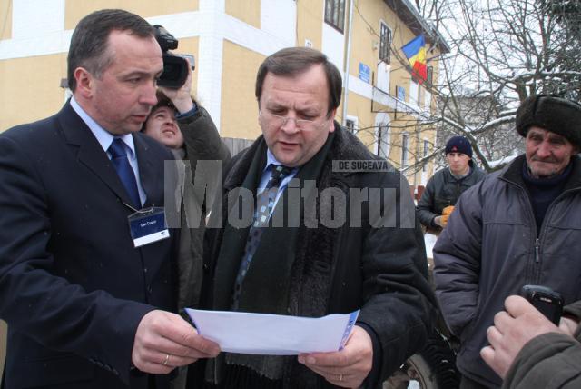 43 de familii din Vicov, Straja şi Brodina au primit aragaze şi frigidere din partea echipei OMV