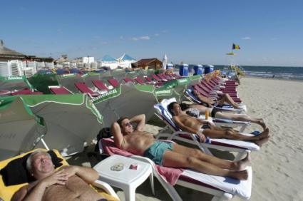 Doar angajaţii firmelor cu profit pot primi tichete de vacanţă. Foto: allOver Photo