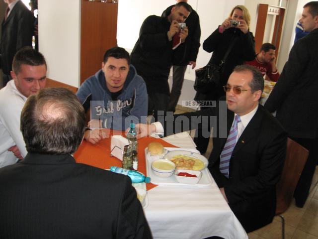 Emil Boc a mâncat la masă cu doi studenţi si cu Gheorghe Flutur