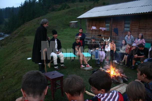 Cercetaşii, cu mic cu mare, ascultând poveşti în tabăra de la Vatra Moldoviţei