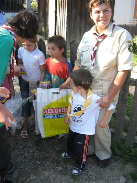 Micii cercetasi cu ajutoare la sinistrati