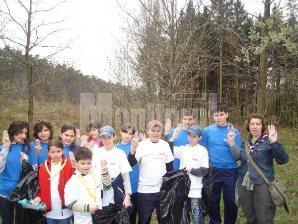 Cercetasii suceveni, la actiunea de ecologizare de la Adancata