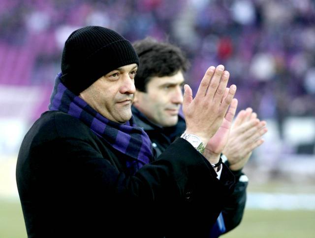 Gabi Balint (S), antrenorul principal al echipei FC Timişoara, alături de secundul Iosif Rotariu salută suporterii. Foto: MEDIAFAX