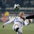 Mihai Roman (s), de la FC Brasov, se lupta pentru balon cu _Valeriu Bordeianu (D), de la Unirea Urziceni. Foto: MEDIAFAX