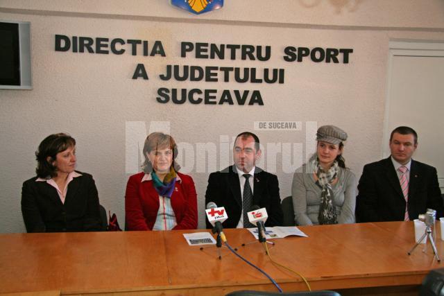 Elisabeta Lipă (centru) şi colegele ei, în timpul conferinţei de presă susţinută la Suceava