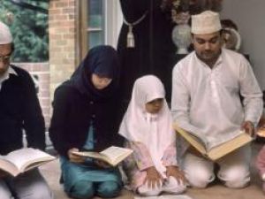 Familie musulmană la rugăciune, la sfârşitul Ramadamului Foto: ALAMY