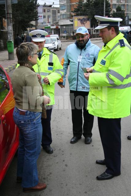 Conducătoarele auto au primit de la organizatorii acţiunii flori şi cadouri