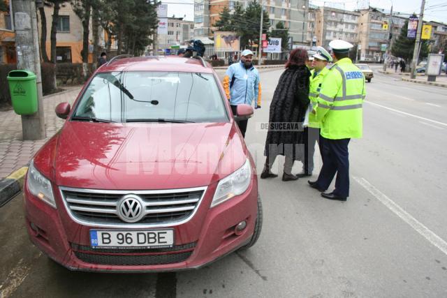 Conducătoarele auto au primit de la organizatorii acţiunii flori şi cadouri