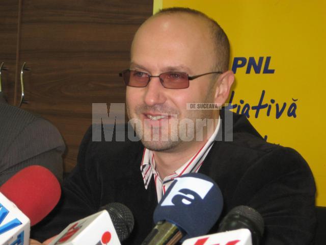 PNL: Un fost social democrat îi învaţă pe liberalii suceveni managementul politic