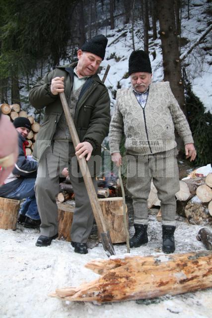 Vasile Florea şi Ticuţă Ilişanu, doi dintre plutaşii de pe Bistriţa