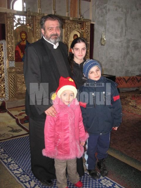 Părintele Mihai Negrea împreuna cu Ioana, Alexandru şi Florentina