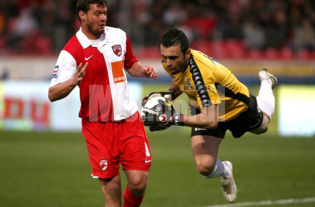 Marius Niculae (S), de la Dinamo Bucureşti, se luptă cu Cristian Munteanu (D), de la CS Otopeni. Foto: MEDIAFAX