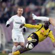 Winston Parks (C), de la FC Timişoara, se luptă pentru balon cu un jucător de la Gaz Metan. Foto: MEDIAFAX