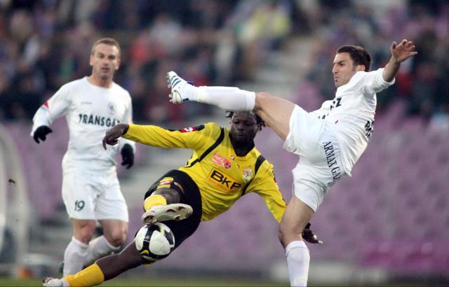 Winston Parks (C), de la FC Timişoara, se luptă pentru balon cu un jucător de la Gaz Metan. Foto: MEDIAFAX