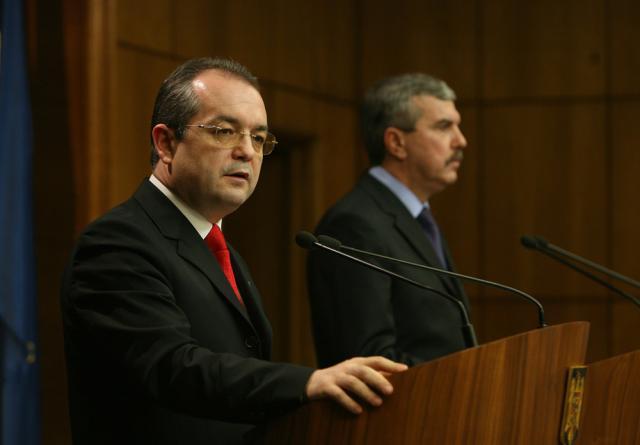 Premierul Emil Boc şi vicepremierul Dan Nica. Foto: CAPP