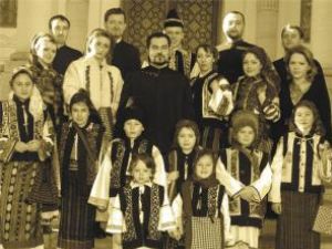 Preotul Mihai Cobziuc, împreună cu copiii din Ansamblul Balada Bucovinei