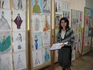Prof. Simona Mera lângă panourile cu desene