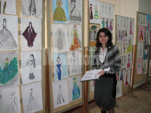 Prof. Simona Mera lângă panourile cu desene