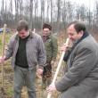 Gheorghe Flutur (dreapta) şi Sorin Ciobanu (stânga), lucrând împreună la plantarea arborilor
