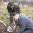 Sorin Popescu, prefectul Sucevei, plantând arbori