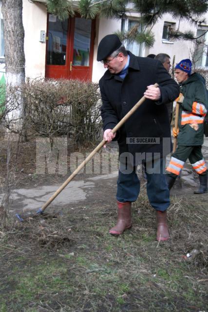 Curăţenie de primăvară: Primarul Ion Lungu a măturat străzile din două mari cartiere ale Sucevei
