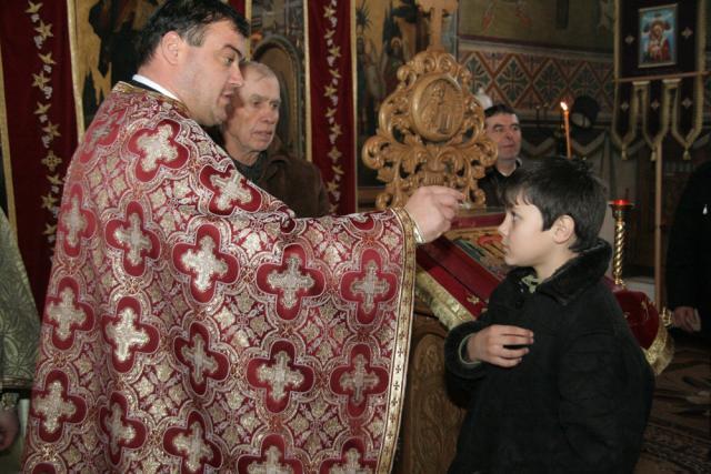 Preotul este chemat de Dumnezeu la cinstea aceasta a preoţiei. Foto: Marius ŞUIU