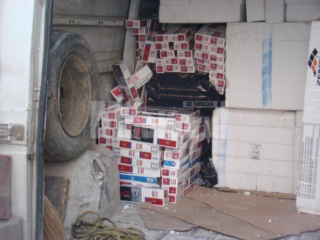 În maşina lui Radu A. Erau ascunse aproape 5.000 de pachete de ţigări