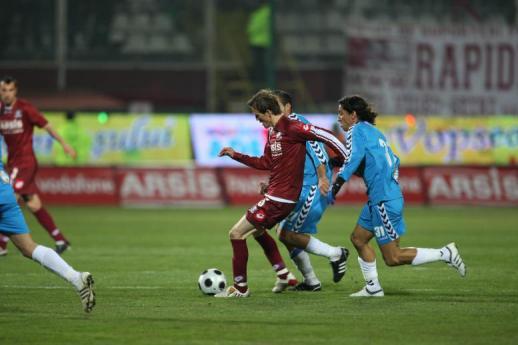 Costin Lazăr (la minge) a surprins pe toată lumea refuzând un penalty
