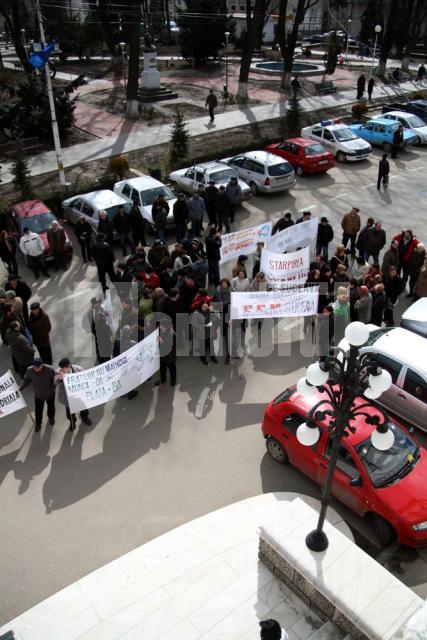 Aproximativ 150 de sindicalişti din judeţul Suceava, afiliaţi Confederaţiei Naţionale „Cartel Alfa”, au pichetat ieri, între orele 11:00 şi 13:00, Prefectura Suceava