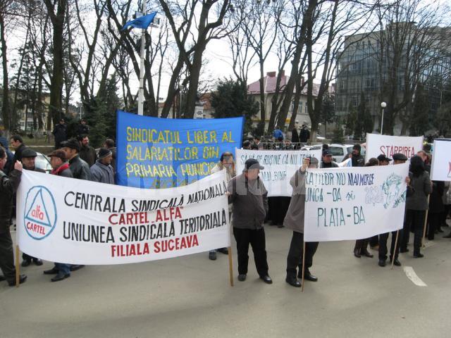 Aproximativ 150 de sindicalişti din judeţul Suceava, afiliaţi Confederaţiei Naţionale „Cartel Alfa”, au pichetat ieri, între orele 11:00 şi 13:00, Prefectura Suceava