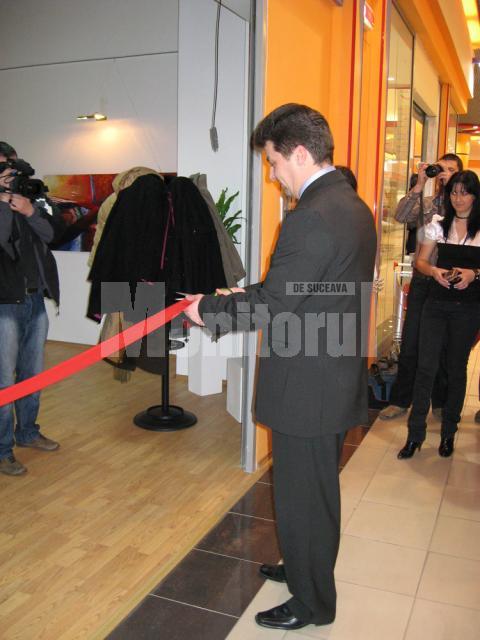 Tăierea panglicii inaugurale de către directorul Mircea Petrariu