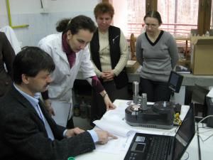 Reprezentantul firmei importatoare instruind personalul laboratorului
