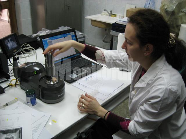 Investigatorul chimist Ionela Melinte efectuând analiza unei probe