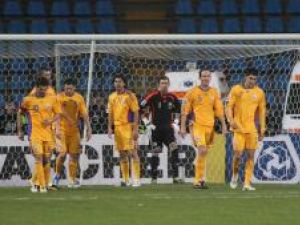 Jucătorii naţionalei României, Adi Mutu, Cosmin Contra, Bogdan Lobonţ, Dorel Stoica şi Florin Costea sunt dezamăgiţi în finalul meciului cu reprezentativa Serbiei. Foto: MEDIAFAX