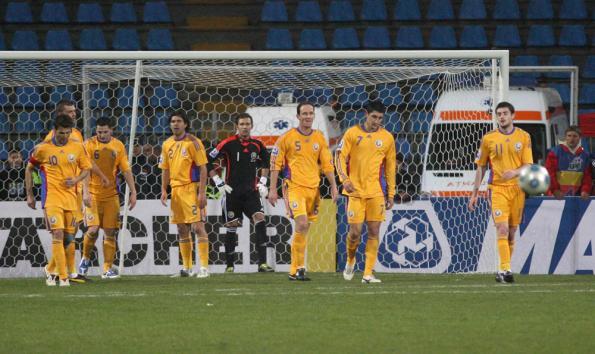 Jucătorii naţionalei României, Adi Mutu, Cosmin Contra, Bogdan Lobonţ, Dorel Stoica şi Florin Costea sunt dezamăgiţi în finalul meciului cu reprezentativa Serbiei. Foto: MEDIAFAX