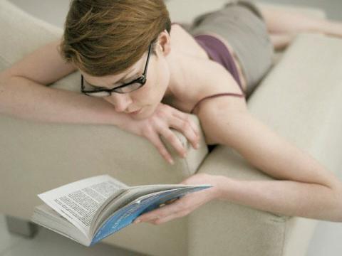 Lectura este o metodă eficientă pentru calmarea nervilor. Foto: ZEFA