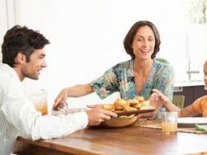 Copiii care iau masa împreună cu familia au obiceiuri alimentare mai sănătoase. Foto: CORBIS