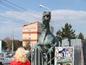 Premieră: Dinozaurii iau cu asalt parcarea Iulius Mall Suceava