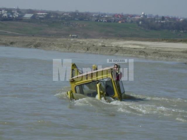 La un pas de tragedie: Au rămas în mijlocul râului Suceava după ce au vrut să-l treacă cu excavatorul