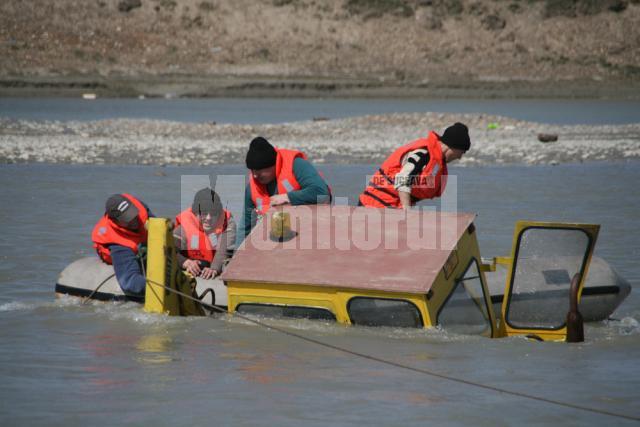 La un pas de tragedie: Au rămas în mijlocul râului Suceava după ce au vrut să-l treacă cu excavatorul