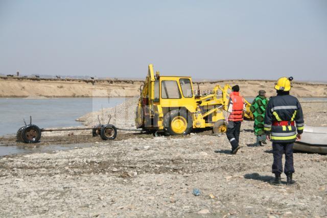 La un pas de tragedie: Au rămas în mijlocul râului Suceava după ce au vrut să-l treacă cu excavatorul