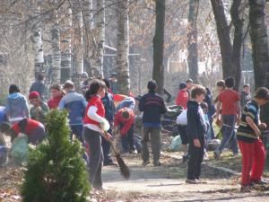 Peste o mie de elevi de la şcolile din Câmpulung Moldovenesc au adunat gunoaiele din parcuri